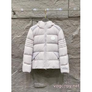 ダウンジャケットブランド 品 コピー視線を集めて 今季重宝する 上品カジュアルな雰囲気にCanada Goose