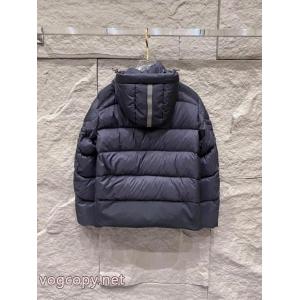 ダウンジャケットブランド 品 コピー視線を集めて 今季重宝する 上品カジュアルな雰囲気にCanada Goose